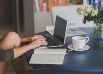 Dame sidder med computer og arbejder