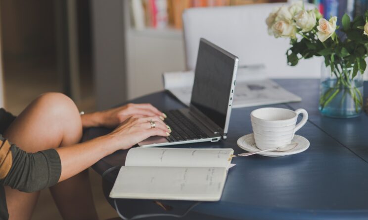 Dame sidder med computer og arbejder